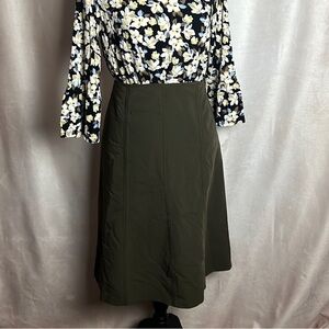 G signature size 12 skirt flattering side zipper and button no flaws dark green